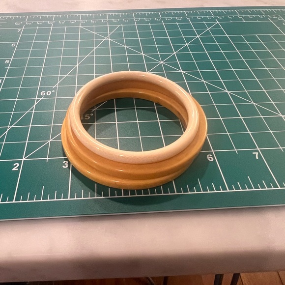 3 Vintage Bakelite Bangles - Yellow and Cream - Picture 3 of 11